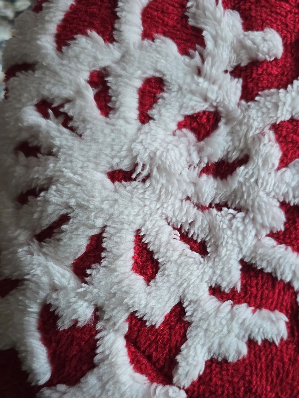 NORTH POLE FAUX MINK TO SHERPA RED AND WHITE SOFT REVERSIBLE THROW